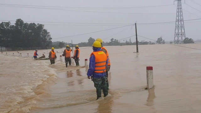 PC Hà Tĩnh: Nỗ lực cấp điện trở lại cho bà con nhân dân sau mưa lũ - Ảnh 4.