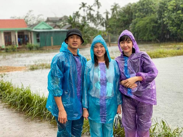 Nghệ sĩ Việt dầm mưa giúp đỡ người dân miền Trung - Ảnh 5.