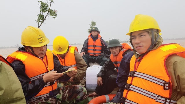 PC Hà Tĩnh: Nỗ lực cấp điện trở lại cho bà con nhân dân sau mưa lũ - Ảnh 5.