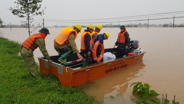 PC Hà Tĩnh: Nỗ lực cấp điện trở lại cho bà con nhân dân sau mưa lũ - Ảnh 6.