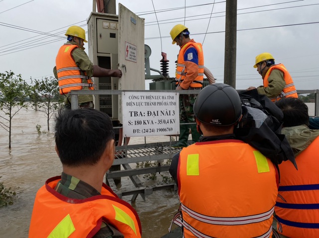 PC Hà Tĩnh: Nỗ lực cấp điện trở lại cho bà con nhân dân sau mưa lũ - Ảnh 7.