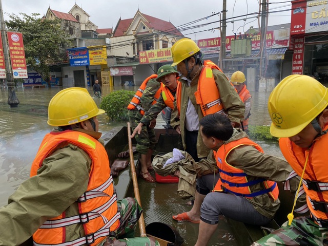 PC Hà Tĩnh: Nỗ lực cấp điện trở lại cho bà con nhân dân sau mưa lũ - Ảnh 8.