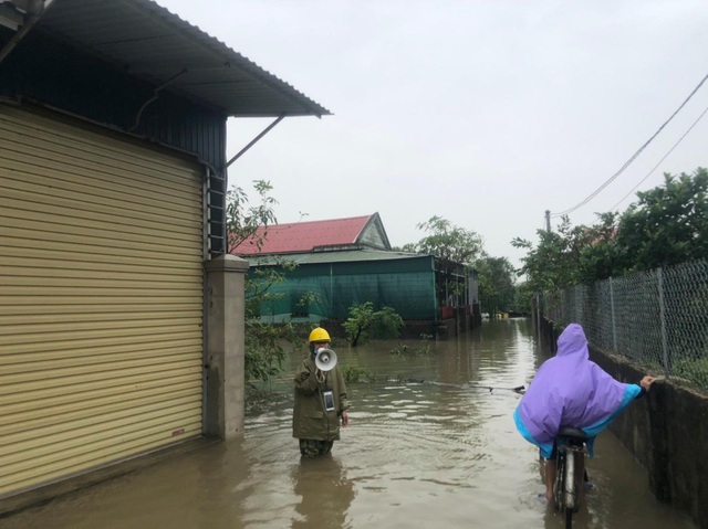 PC Hà Tĩnh: Nỗ lực cấp điện trở lại cho bà con nhân dân sau mưa lũ - Ảnh 10.