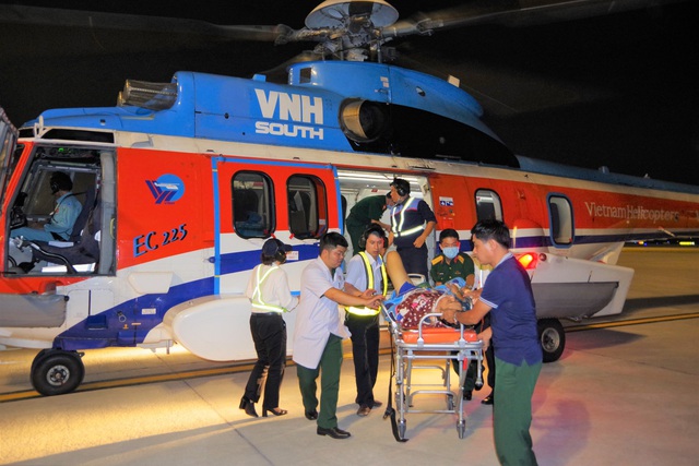 Trực thăng bay ra Trường Sa giữa lúc thời tiết xấu để đưa 2 bệnh nhân về đất liền cấp cứu - Ảnh 1.