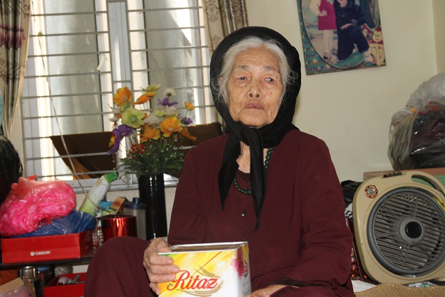 Cụ bà 88 tuổi “mổ” ống sắt đựng tiền tiết kiệm, đếm từng đồng để ủng hộ khúc ruột miền Trung - Ảnh 3.