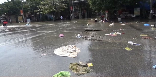 Thành phố Hà Tĩnh ngập chìm trong rác sau khi nước rút - Ảnh 2.