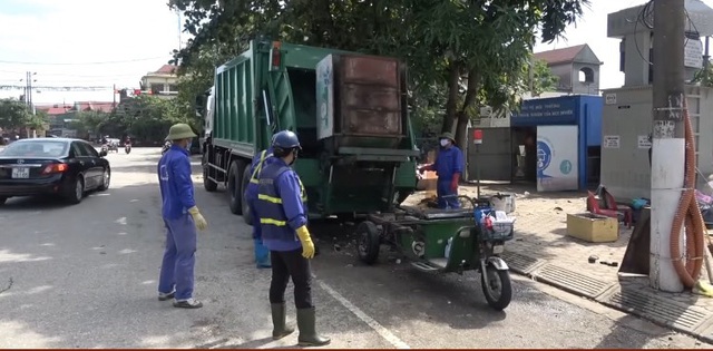 Thành phố Hà Tĩnh ngập chìm trong rác sau khi nước rút - Ảnh 3.