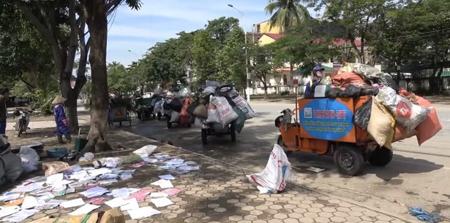 Thành phố Hà Tĩnh ngập chìm trong rác sau khi nước rút - Ảnh 4.