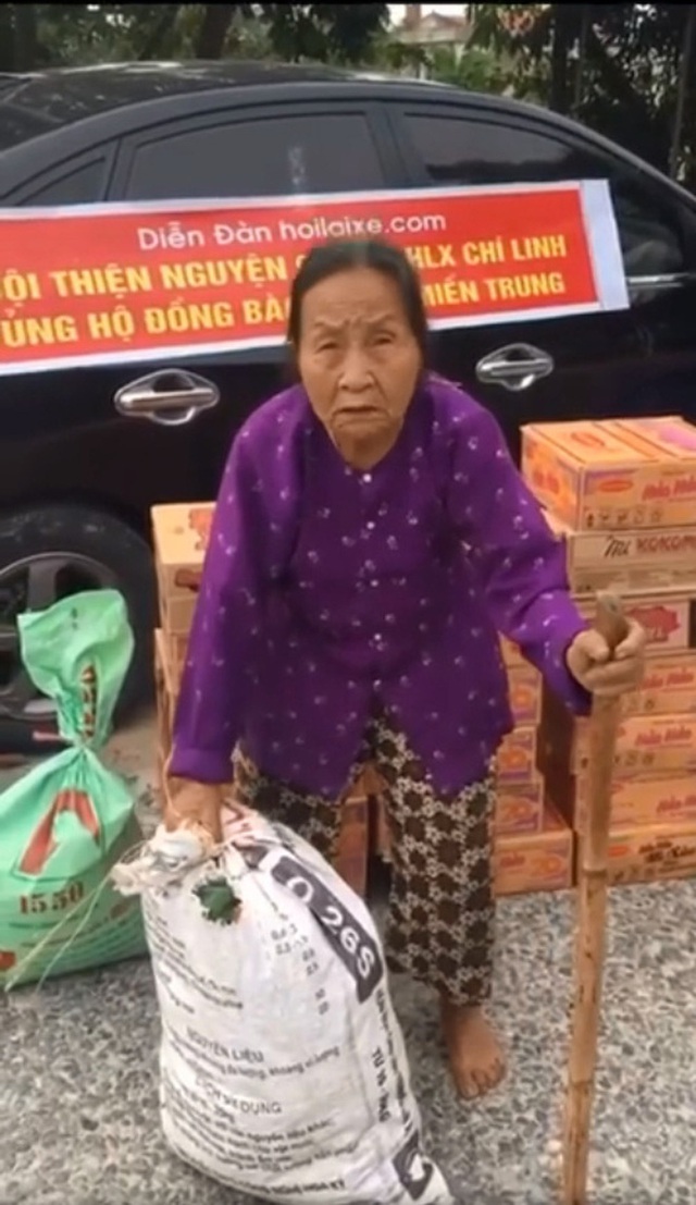Gặp cụ bà lưng còng cõng bao quần áo, mì tôm ủng hộ người dân miền Trung: Hơn 200.000 đồng/tháng tôi vẫn đủ ăn tiêu xả láng, của ít lòng nhiều, giúp được phần nào đỡ phần đó - Ảnh 3.