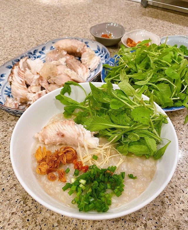 Học cách ngọc nữ Tăng Thanh Hà nấu cháo cá lóc gạo lức tẩm bổ - Ảnh 2.
