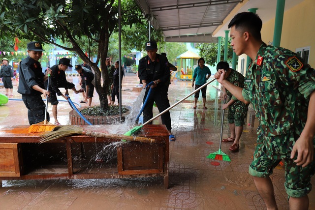 Lũ rút, giáo viên lội nước cao nửa mét vào trường mò tìm sách cho trò - Ảnh 12.