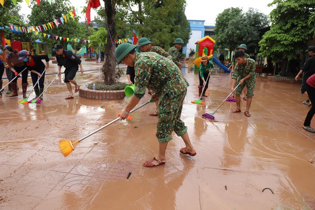 Lũ rút, giáo viên lội nước cao nửa mét vào trường mò tìm sách cho trò - Ảnh 13.