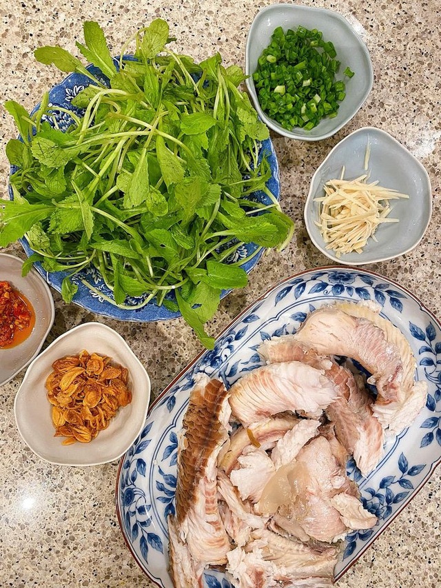 Học cách ngọc nữ Tăng Thanh Hà nấu cháo cá lóc gạo lức tẩm bổ - Ảnh 4.