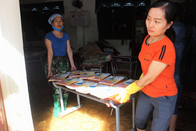 Lũ rút, giáo viên lội nước cao nửa mét vào trường mò tìm sách cho trò - Ảnh 8.