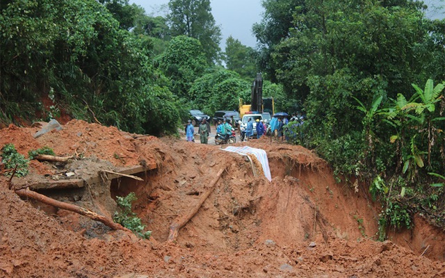 Nhiều tuyến đường tại miền Trung chưa thể lưu thông do mưa lũ - Ảnh 2.