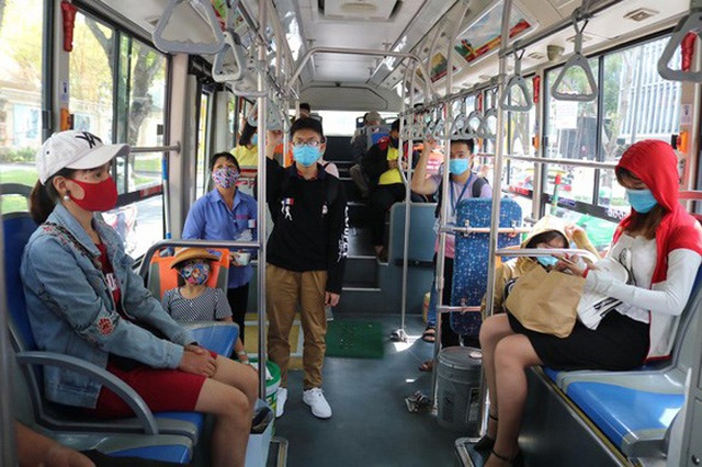 Yêu cầu tất cả hành khách đi trên phương tiện giao thông công cộng phải đeo khẩu trang  - Ảnh 2.