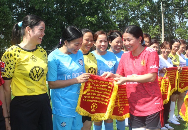 Về Hải Dương xem nữ hiệu trưởng, hiệu phó các trường mầm non huyện Ninh Giang đá bóng - Ảnh 22.