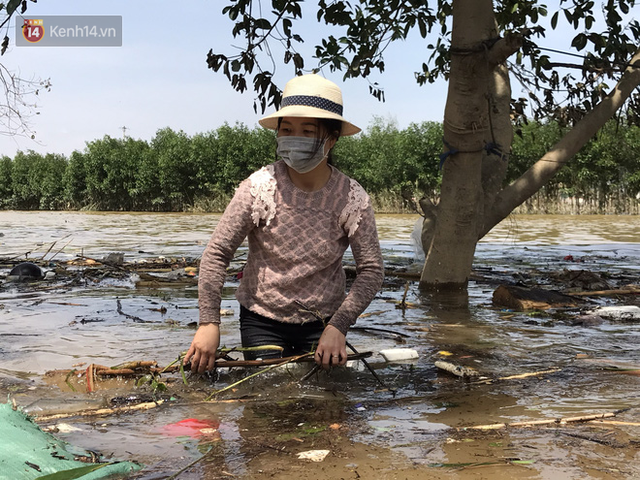 Ảnh: Người dân Quảng Bình bì bõm bơi trong biển rác sau trận lũ lịch sử, nguy cơ lây nhiễm bệnh tật - Ảnh 13.