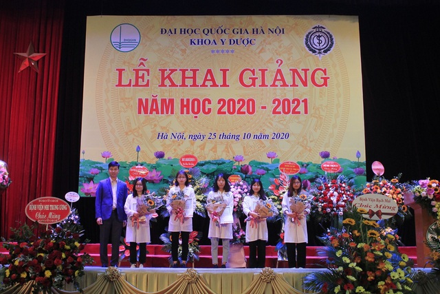 Lễ khai giảng trang trọng, ấm áp tại Khoa Y dược, Đại học Quốc gia Hà Nội - Ảnh 4.