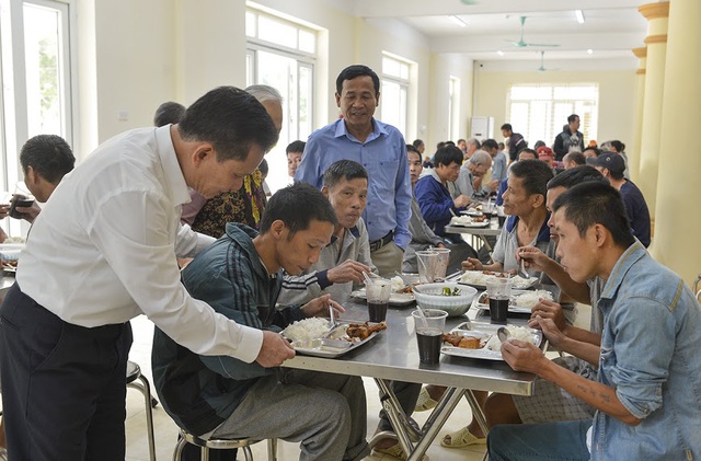 Bữa ăn ấm lòng của 314 người lang thang giữa lòng Hà Nội - Ảnh 10.