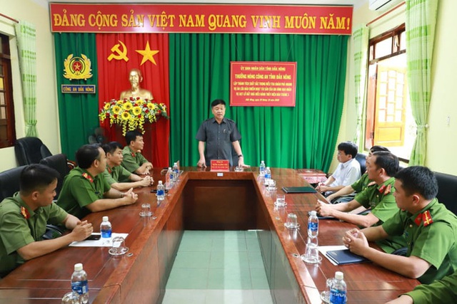 Truy bắt nhanh kẻ lừa tiền vợ nạn nhân Rào Trăng 3, Công an Đắk Nông được thưởng nóng - Ảnh 2.