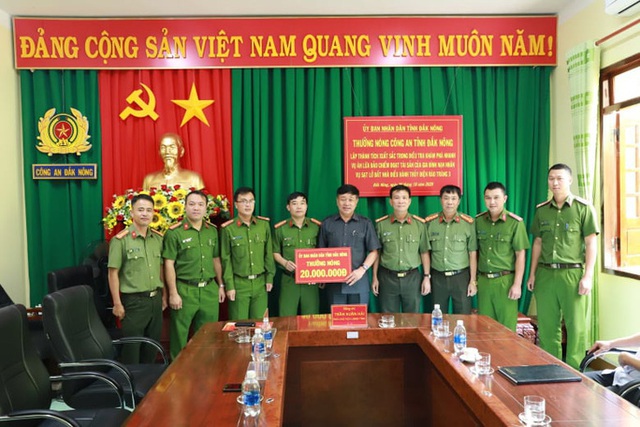 Truy bắt nhanh kẻ lừa tiền vợ nạn nhân Rào Trăng 3, Công an Đắk Nông được thưởng nóng - Ảnh 3.