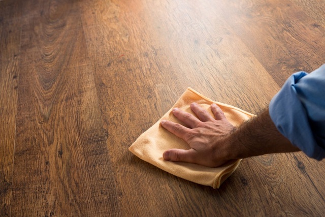 Sàn gỗ lát đã lâu trở nên cũ kĩ, nhiều vết xước, hãy giúp nó sáng bóng trở lại bằng loại dầu đặc biệt để trong ngăn bếp - Ảnh 3.