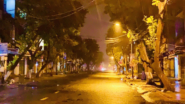 Người dân Đà Nẵng chằng néo nhà cửa đón bão trong đêm - Ảnh 6.