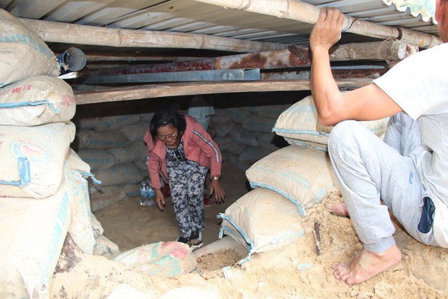  Người dân Quảng Nam đào hầm tránh bão số 9  - Ảnh 1.