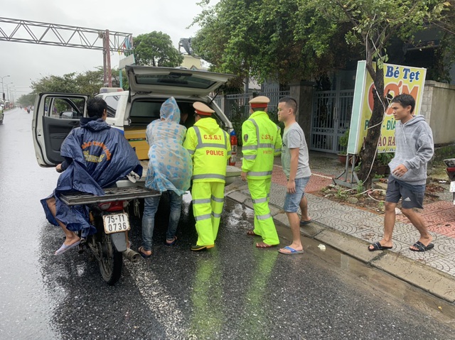 Ấm lòng những hộp cơm miễn phí cho tài xế, hành khách mắc kẹt ở Huế - Ảnh 3.