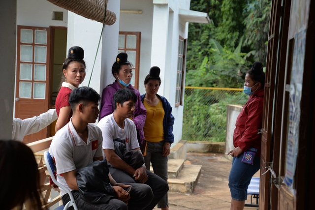 Hàng chục học sinh ở Sơn La buồn nôn, đau đầu sau khi ăn sáng cạnh trường - Ảnh 2.