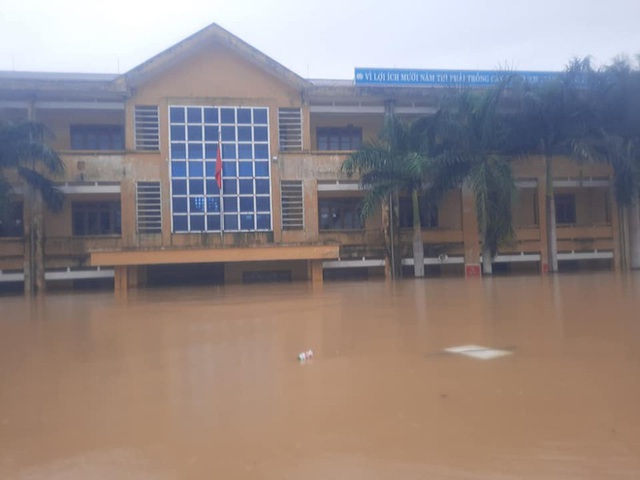 Trường học sập tường, bung cửa vì lũ lụt - Ảnh 2.