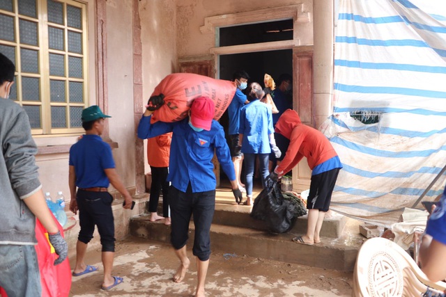 Sinh viên tình nguyện về nơi lũ lụt giúp dân - Ảnh 1.