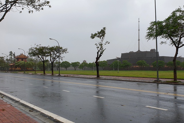 Thành phố Huế vắng hoe sau khi bão Molave đi qua - Ảnh 1.