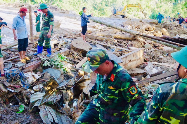 Sạt lở kinh hoàng ở Quảng Nam: Huy động chó nghiệp vụ tìm kiếm 13 người mất tích còn lại - Ảnh 3.