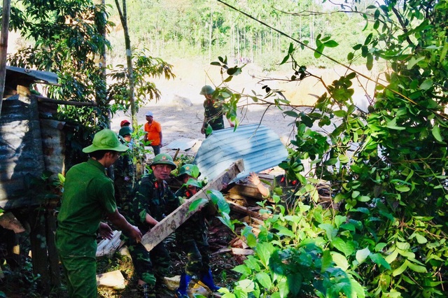 Sạt lở kinh hoàng ở Quảng Nam: Huy động chó nghiệp vụ tìm kiếm 13 người mất tích còn lại - Ảnh 4.