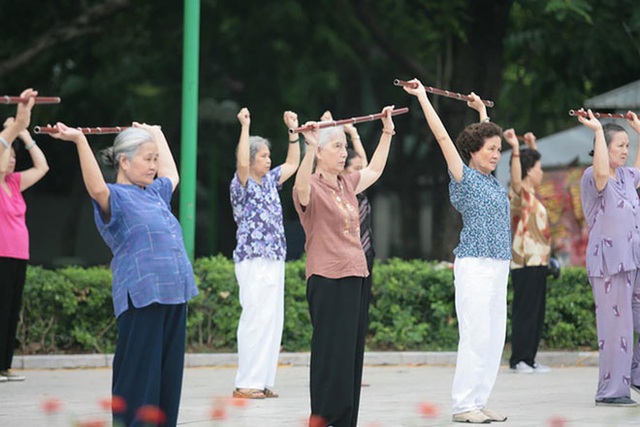 Không thể coi già hóa là một gánh nặng - Ảnh 1.