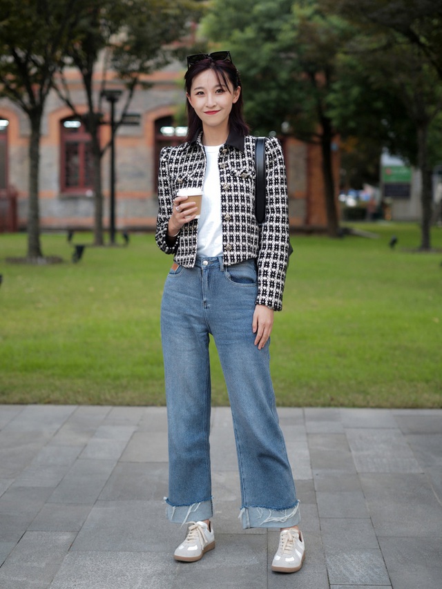 Street style Châu Á: Toàn mặc jeans cơ bản nhưng nàng nào cũng đẹp nhờ kết hợp đúng kiểu giày - Ảnh 12.