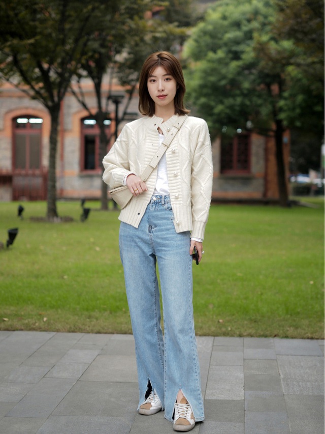 Street style Châu Á: Toàn mặc jeans cơ bản nhưng nàng nào cũng đẹp nhờ kết hợp đúng kiểu giày - Ảnh 14.