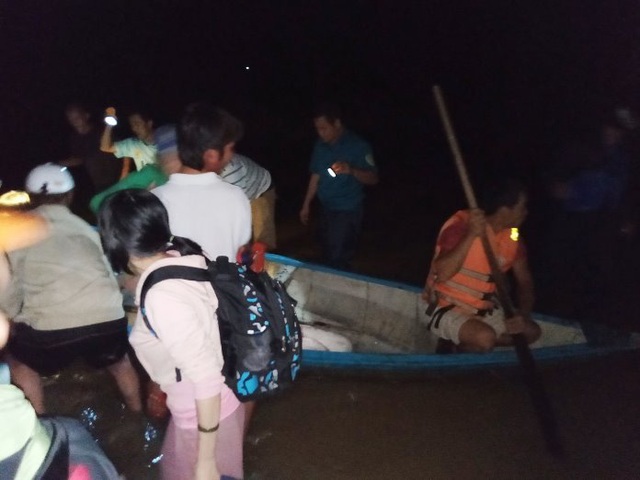 Lũ lên nhanh ở Quảng Nam, người dân tất tưởi chạy đồ trong đêm - Ảnh 6.