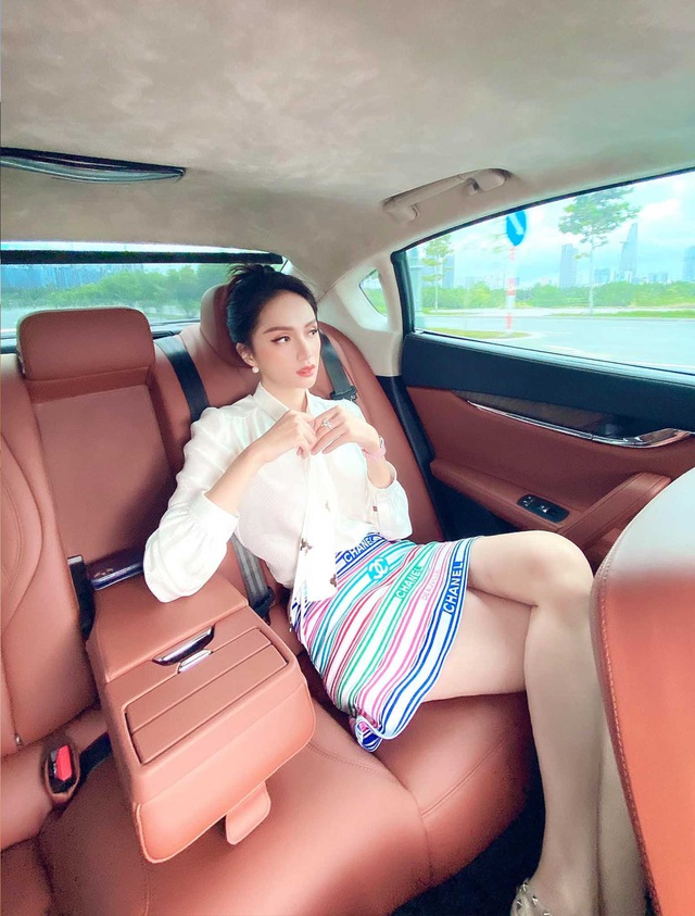 Cứ mỗi lần ngồi xe sang, Hương Giang lại chiêu đãi fan xu hướng thời trang mới - Ảnh 6.