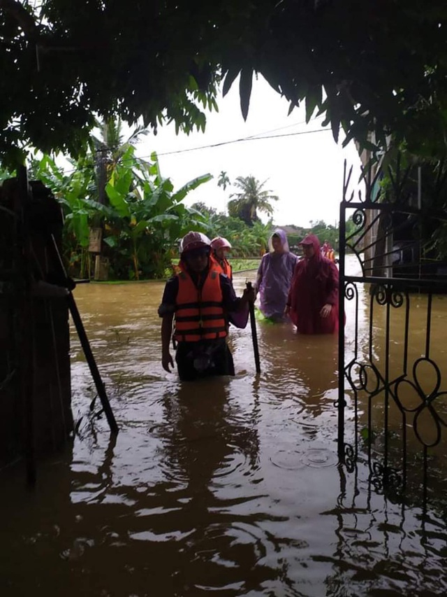 Nghệ An: Quân đội, công an khẩn trương di dời nhân dân ra khỏi vùng ngập lụt - Ảnh 6.
