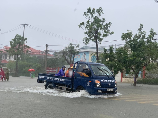 Người dân TP Hà Tĩnh lội nước chạy lũ - Ảnh 3.