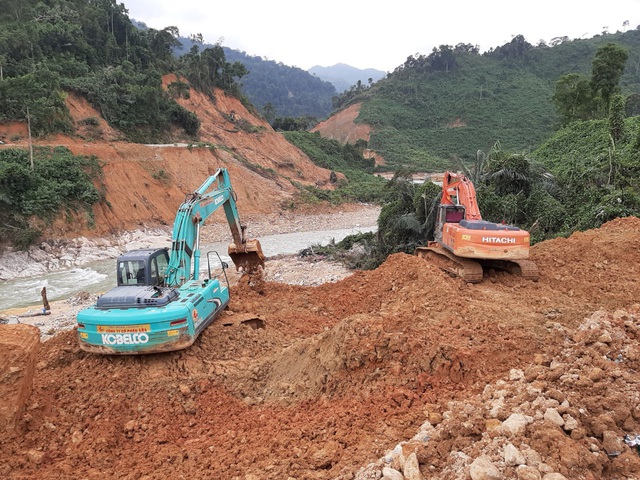 Cứu hộ ở Rào Trăng 3: Huy động tổng lực tìm kiếm, cho người nhà nạn nhân vào hiện trường - Ảnh 4.