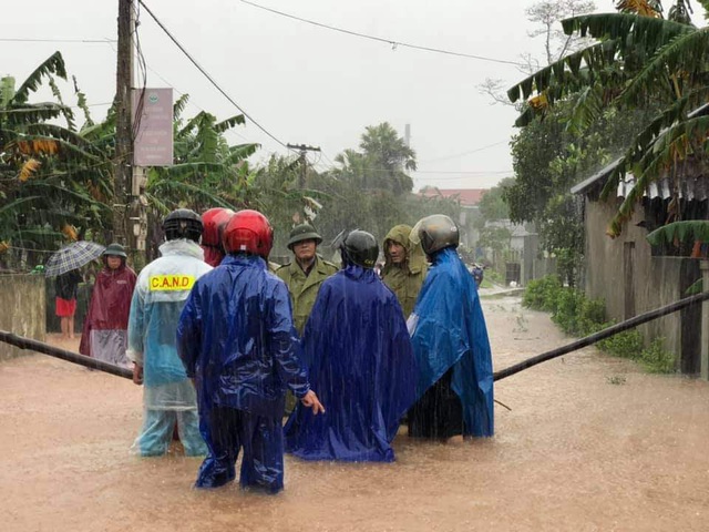 Hà Tĩnh: Nước lên từng giờ, nhiều xã đã bị cô lập, lực lượng chức năng khẩn trương sơ tán người dân - Ảnh 3.