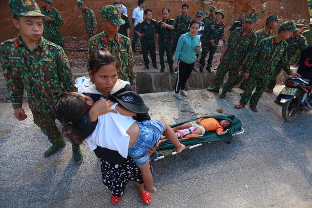  3 đứa con bị đất đá vùi hết- Đôi mắt vô hồn của người mẹ, anh bộ đội thành giá đỡ truyền nước cho nạn nhân ở Trà Leng - Ảnh 8.