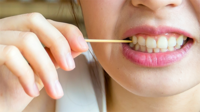 7 thói quen hủy hoại hàm răng mà nhiều người vẫn vô tư làm hằng ngày - Ảnh 1.