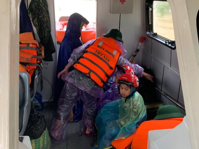 Nước sông dâng cao, lính biên phòng giải cứu hơn 200 người dân ốc đảo Hồng Lam - Ảnh 11.