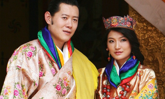 3 anh em Quốc vương Bhutan lấy 3 chị em cùng một nhà - Ảnh 1.