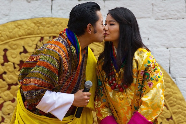 3 anh em Quốc vương Bhutan lấy 3 chị em cùng một nhà - Ảnh 2.